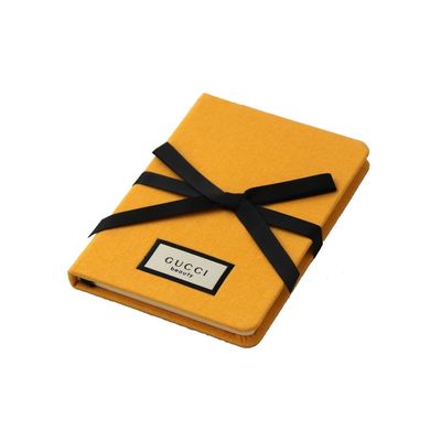 A linha 144 ordenou o amarelo do caderno da capa dura das páginas com o fechamento da curva da fita