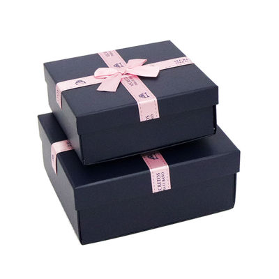 Caixa de presente de papel rígida dobrável 24*20*10cm dos azuis marinhos com decoração da fita