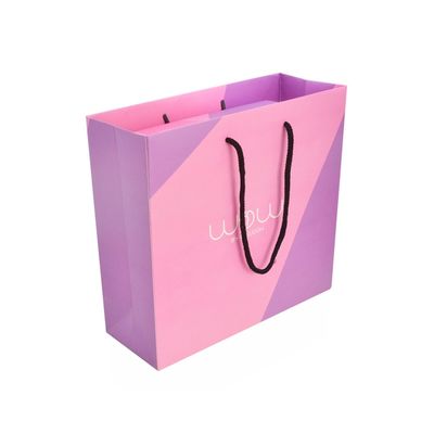 Anunciou a caixa de presente de papel rígida da cor do logotipo CMYK, caixa de empacotamento do fato com saco de papel de harmonização