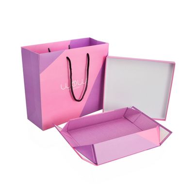 Anunciou a caixa de presente de papel rígida da cor do logotipo CMYK, caixa de empacotamento do fato com saco de papel de harmonização