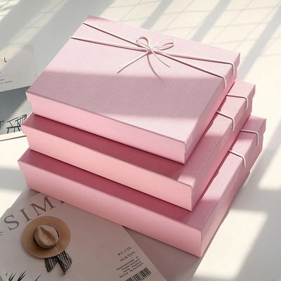 O múltiplo colore a caixa de presente de papel rígida