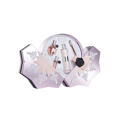 O floco de neve dá forma a caixas de presente do perfume