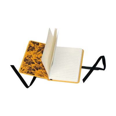 A linha 144 ordenou o amarelo do caderno da capa dura das páginas com o fechamento da curva da fita