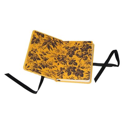 A linha 144 ordenou o amarelo do caderno da capa dura das páginas com o fechamento da curva da fita