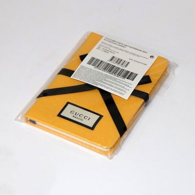 A linha 144 ordenou o amarelo do caderno da capa dura das páginas com o fechamento da curva da fita